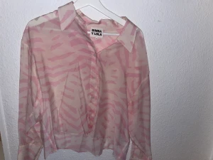 Bimba y lola blus - Ny vit/rosa blus från Bimba y Lola Storlek M 