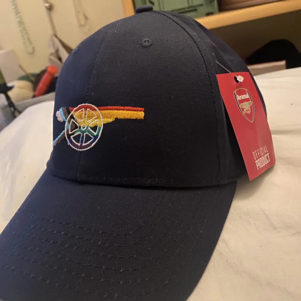 The sizing is one Size, but u can charge it with a strap on the backside. Its marine blue and the arsenal logo in Pride colors on the front 🌈🧢 & arsenal in red text on the back  . Övrigt.