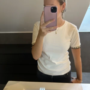 T-shirt  - T-shirt från zara med detaljer på armarna storlek L men väldigt liten i storleken passar mig som ha s