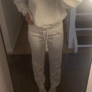 Säljer dessa vita linnebyxor från skagenclothing då jag inte har någon användning för dom och de är lite för små. Använda endast en gång så de är som nya och är i storlek Xs☺️