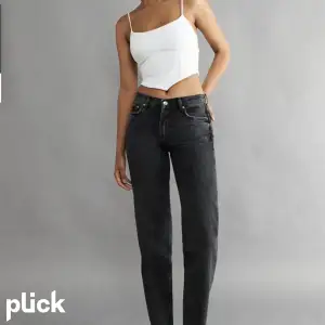 Svarta lågmidjade jeans från Gina aldrig använda och i jättebra skick. I strl 32 men passa 34 och eventuellt 36 också så dom är lite stora i storleken☺️