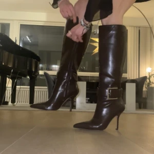 Boots m klack - Säljer dessa otroliga stövlar då de ej kmr t användning. Från nakd. Nypris 700kr. Så jäkla coola. 