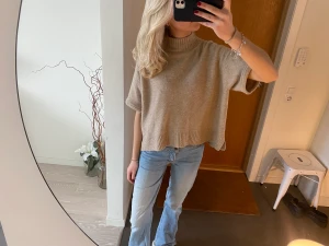 Stickad tshirt  - Superfin stickad tshirt från Uniqlo som är sparsamt använd❤️