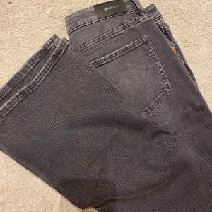 Säljer dessa low waist bootcut  jeans från Gina tricot, dem är helt nya säljer pågrund av att dem inte kommer till användning nypris 300.