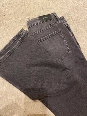 Low waist bootcut jeans  - Säljer dessa low waist bootcut  jeans från Gina tricot, dem är helt nya säljer pågrund av att dem inte kommer till användning nypris 300.