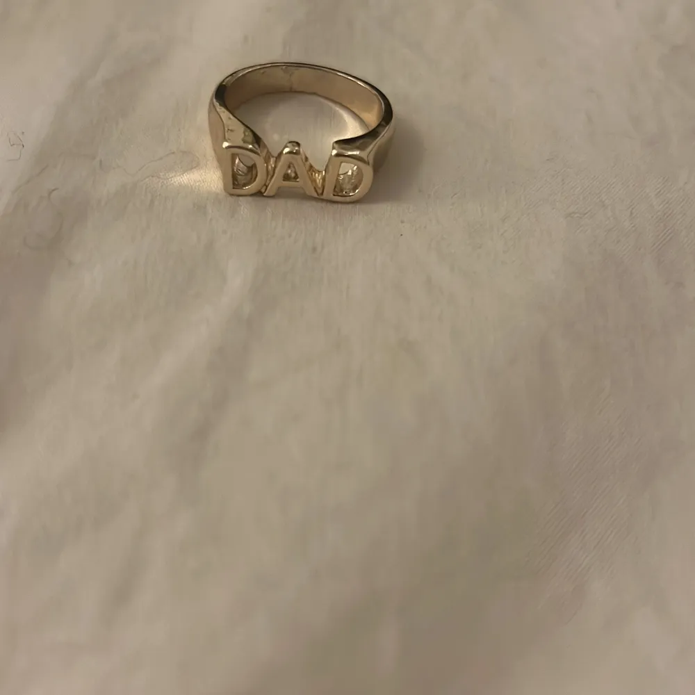 Säljer en super fin Dad ring som är köpt hör på Plick💕 Ringen är knappast använd och har inga skador💕. Accessoarer.