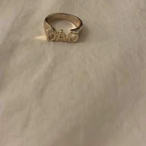 Säljer en super fin Dad ring som är köpt hör på Plick💕 Ringen är knappast använd och har inga skador💕