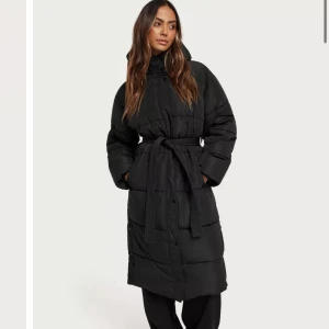 Vinterjacka - Vinterjacka från NELLY i modellen ”Long Puffer Coat” . Storlek 42 som motsvarar M. Använd fåtal gånger! Nypris 999kr. Köparen står för frakten. Har du några frågor är det bara att höra av sig🤩 // Klara Johansson