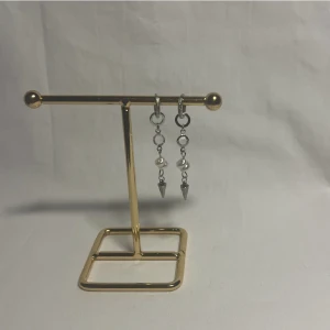 StilSthlm  - Super fina örhängen! Köp för 99kr/st Eller 185kr/paret. Modell 118. Smyckes ställningen finns även att köpa för 299kr! 