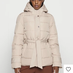 Beige jacka med knytband storlek S - Helt sprillans ny jacka inköpt för ca 2 veckor sedan. Storlek S (stor i storlek) skulle även passa medium. Använd 2 gånger. Säljer då den inte passar i storlek. Nypris 499kr. Finns i Farsta 