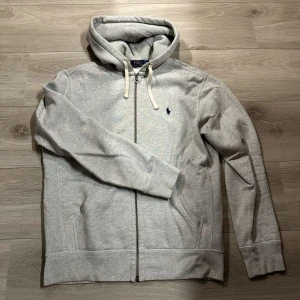 Ralph lauren zip hoodie  - Zip Hoodie ifrån Ralph lauren, knappt använd nypris 1800 kr 