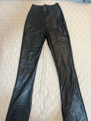 Skinn byxor  - Bara testat, ny skick  Passar inte mig som har storlek xxs så skulle tro det passar för storlek S och Xs (stretchig och stor i storleken)