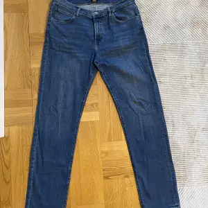 Säljer min brors jeans då de är för små. De köptes för 999kr, Lee jeans och modellen heter WEST. Nästan helt nya då han inte hade på sig de många gånger! 