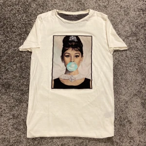 Limitato T-shirt - Limitato t-shirt. Storlek: S. fint skick. Vid fler frågor/bilder är det bara och höra av sig!