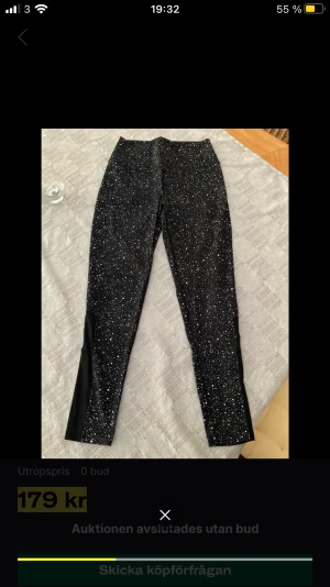 Träningsbyxor / leggings Yumanyoga stjärnhimmel prickig kosmisk 42 - Träningstights från Yumanyoga med genomskinligt tyg på sidorna vid vaderna. St 42 men passar en 38/40! I nyskick!  Kolla gärna in mina andra annonser och hör av dig om du har någon fundering.