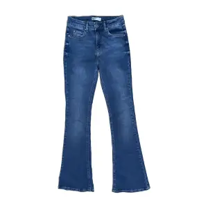 Flared jeans från Gina med hög midja. Bra skick!  Storlek S men tycker dom känns som XS. Fråga efter midjemått! Köptes för 499 kr.
