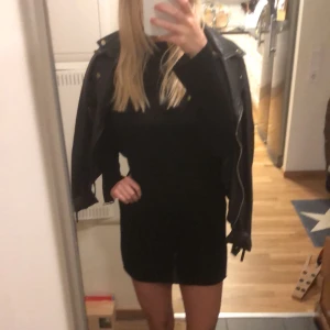 Filippa k klänning - Ribbad med slit 