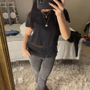 Svart t-shirt med mönster - As snygg svart t-shirt som sitter perfekt, och har svarta detaljer längre ner på tröjan!🖤