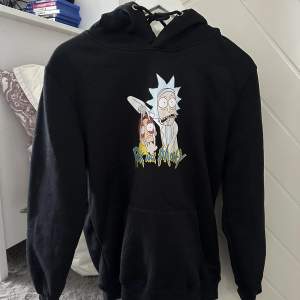 Ny hoodie från Rick and morty som inte säljs mer! Använd fåtal gånger