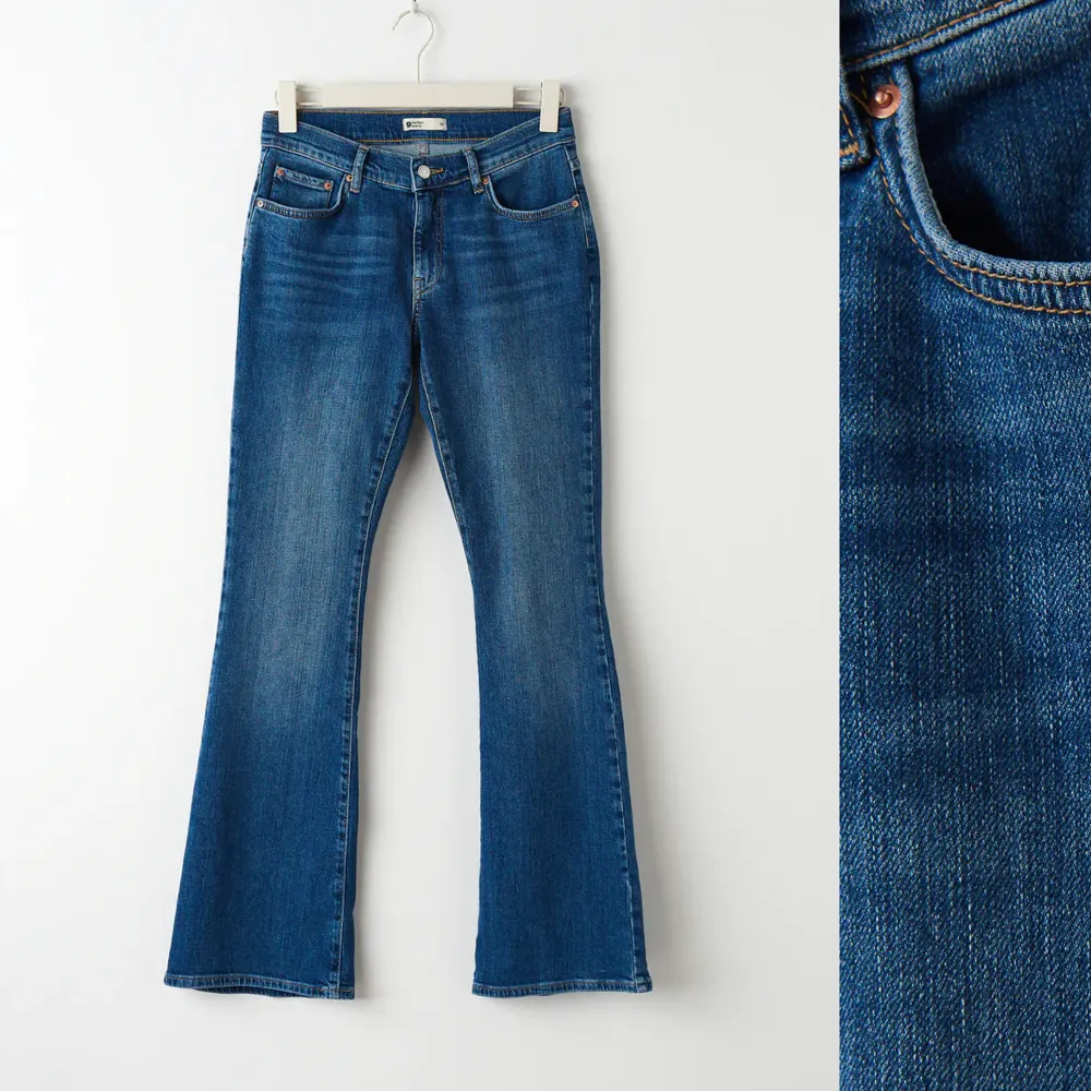 Mörkblåa Bootcut jeans från Gina tricot, använd ett fåtal gånger, är i bra skick.. Jeans & Byxor.