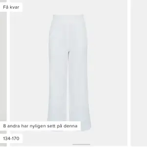  Jag säljer dom här fina vita byxorna från Cubus storlek 146. Dom är i bra skick ❤️