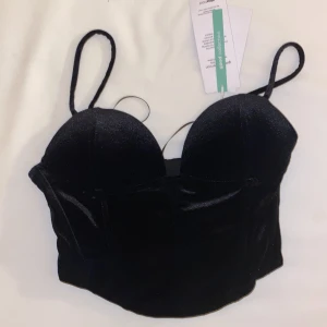 Tröja🖤 - En svart tröja med dragkedja på ryggen och är urringning från ginatricot.helt oanvänd därför sitter lapparna kvar.🫶🏽