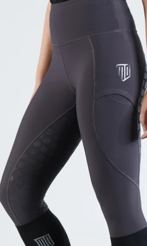 Maya Delorez Ridbyxor - Säljer nu mina gråa Maya Delorez ridbyxor då dem tyvärr är försmå💞 Helskodda🌸 Fint begagnat skick och inga hål eller skador!🫶🏼 300kr +frakt men går även att hämta på Ekerö☺️