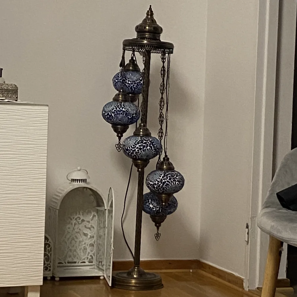 En jätte fin blå Otantik lampa. Den är från Turkiet och rekommenderar att mötas om du vill köpa, så att den inte går i sönder vid leveransen. . Accessoarer.