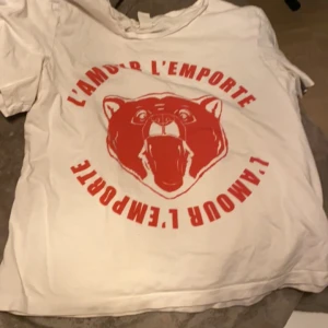 T-Shirt, stl S - Skön t-shirt som sitter löst runt kroppen. Storlek S. Har tryck på en björn med text runt.