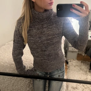 Mönstrad stickad tröja - Säljer denna skitfina stickade tröja i  asnajs mönster❤️‍🔥 jättefint skick ingen noppror eller så! 