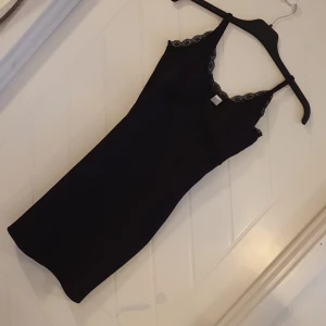 Svart klänning  - Svart klänning från H&M.  Storlek S.  Rök- och djurfritt hem. 