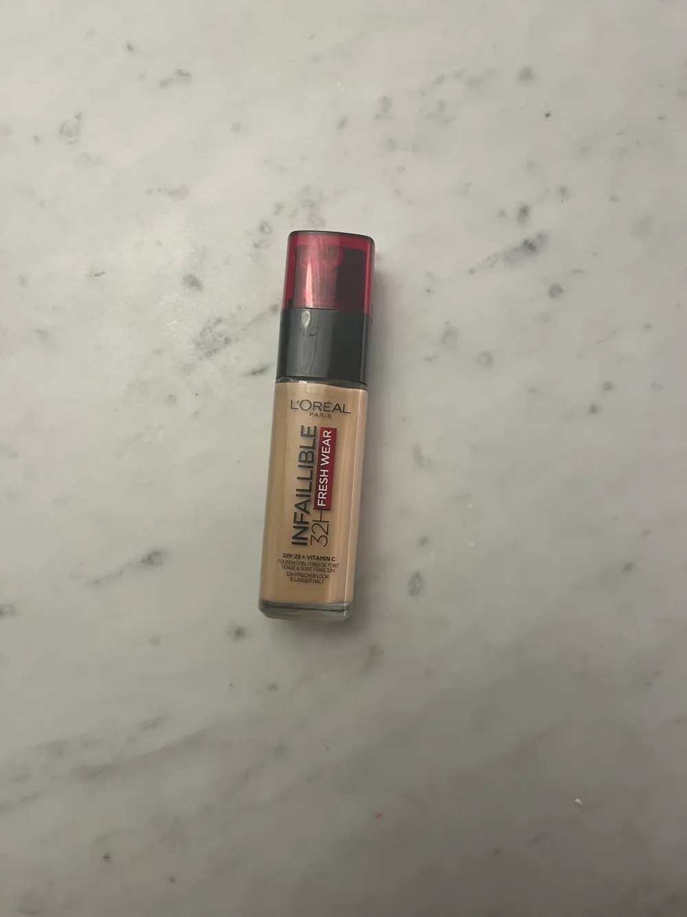 Foundation från L’Oreal, enbart trstad fåtal gånger så i princip full. 30 ml. Frakt via Plick 29 kr, med frimärken (Swish) 15 kr.. Skönhet.