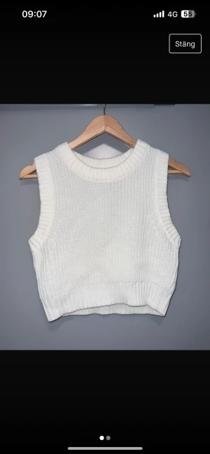 Stickad väst - Lite cropad/ ganska kort Oanvänd.