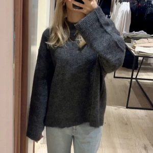 stickad tröja  - superfin stickad tröja från gina tricot, använd kanske tre gånger, nypris 400