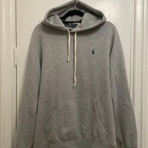 Ralph Lauren hoodie  - Säljer då den inte kommer till användning! Perfekt nu till vintern och precis som ny!! Säljer åt min kille så har inga bilder! Hör av er vid frågor!! 