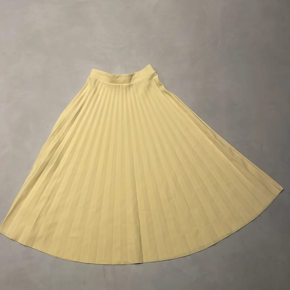 Säljer en jättefin, härlig sommargul lång kjol pga för liten… Den är från New yorker och är ner till anklarna typ. Kjolar.
