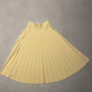 Säljer en jättefin, härlig sommargul lång kjol pga för liten… Den är från New yorker och är ner till anklarna typ