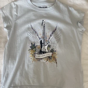 Zadig & Voltaire tröja - Hej!❤️ säljer min fina zadig t-shirt som inte längre kommer till användning 🥰 jättebra skick, använd 2-3 gånger! Tror inte den säljs längre💓 köpte för 450