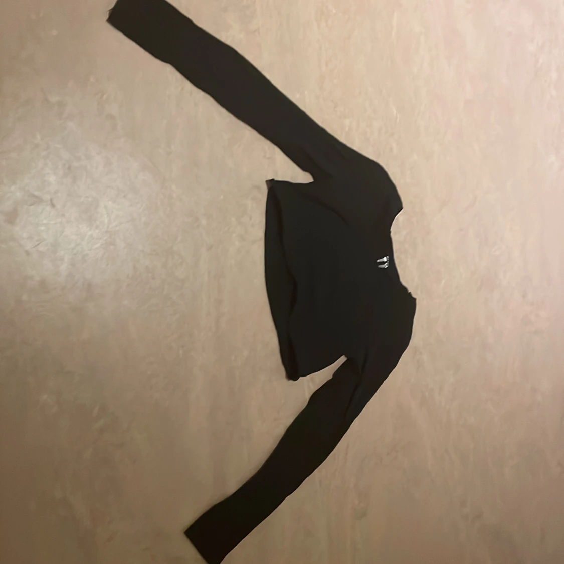 Svart basic långärmad magtröja