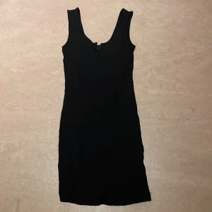 Svart tajt klänning - Kan vara lite kort om man är över 165