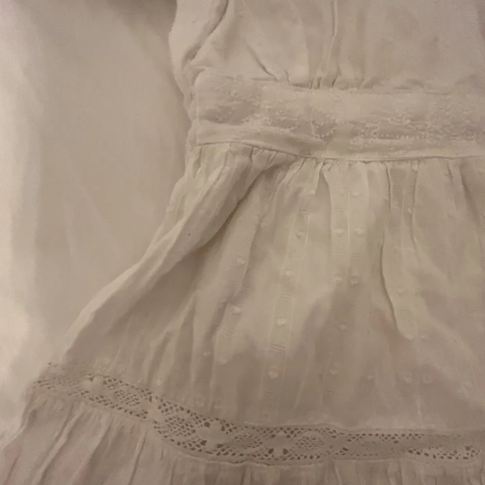 Fin vit klänning. Använd två gånger, storlek xs men passar s. Klänningar.