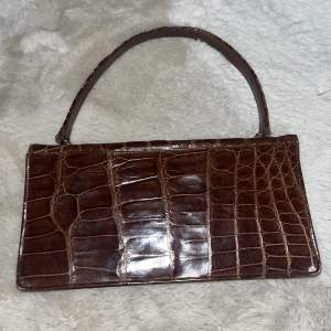 Väldigt fin 1960 stil vintage elegant lyxig stil. Denna unika vintage väskan i italiensk stil med lyxig alligator textur originellt priduktionsår 1978. 