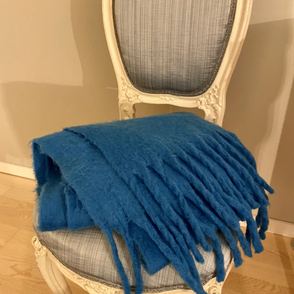 Stor blå halsduk, använd två ggr❤️jättefin verkligen men kommer inte till användning :( supermjuk och len, inte alls stickig! . Övrigt.