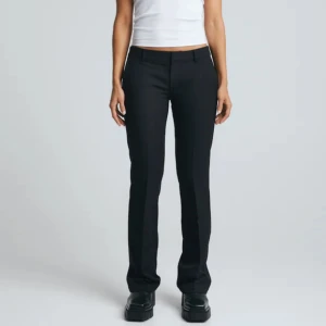 Vera low waist kostymbyxor - Säljer mina vera kostymbyxor low waist i storlek 36. Använda endast 1 gång. Petite. Från bikbok