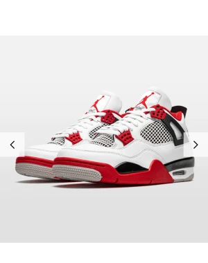 Nike air jordan 4 ”retro fire red” - Air Jordan 4 Retro Fire Red är en av dem snyggaste av Jordan 4-modellerna. En vit tunga och röda detaljer på sulan och spännen. Jordan 4 Fire Red påminner väldigt mycket om Jordan 4 Retro "What The" som har samma röda färg. Air Jordan 4 Retro Fire Red är 