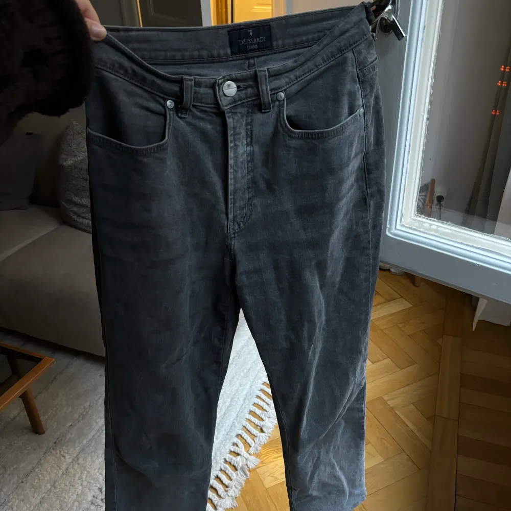 Gråa Jeans från Trussardi, raka och ankellånga. Kunde inte hitta information om storlek men passar en 36a bra. . Jeans & Byxor.