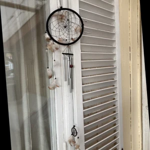 Svart drömfångare med vindspel  - Svart drömfångare med vindspel som klingar. I utmärkt skick! 