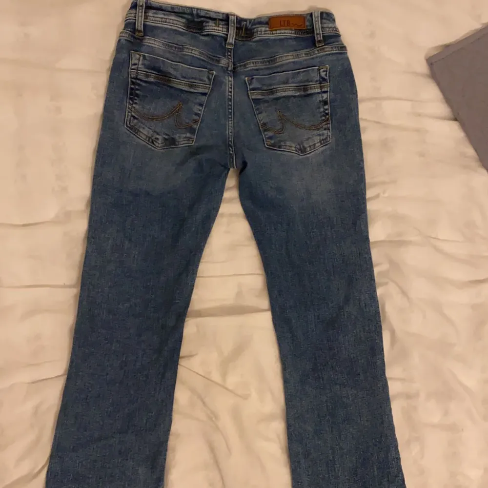 Säljer mina jätte fina Low waist Bootcut jeans från ltb då de har blivit för korta för min smak. De är Bootcut (syns inte riktigt på mina bilder) De är storlek 28/30 och jag är ungefär 168 och de passar i längden men som sagt lite korta för min smak!. Jeans & Byxor.