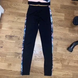 Träningsset med träningstights och träningstop - Ett set från H&M sport med tights och top i storlek 170. Använda några gånger