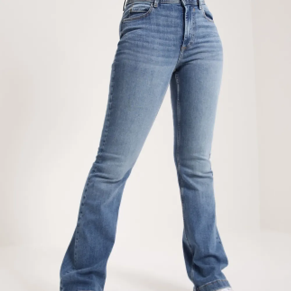 Suuuuperfina oanvända jeans i bootcut modell, älskar dessa men tyvärr är dom lite för korta på mig som är 174. Köpta för 499kr. Jeans & Byxor.